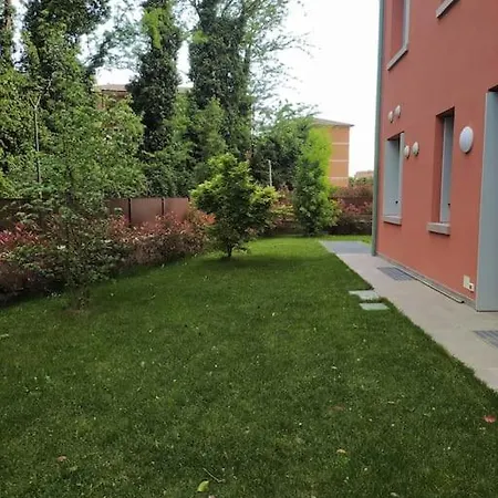 Nuovo E Moderno, Contornato Di Verde Διαμέρισμα
